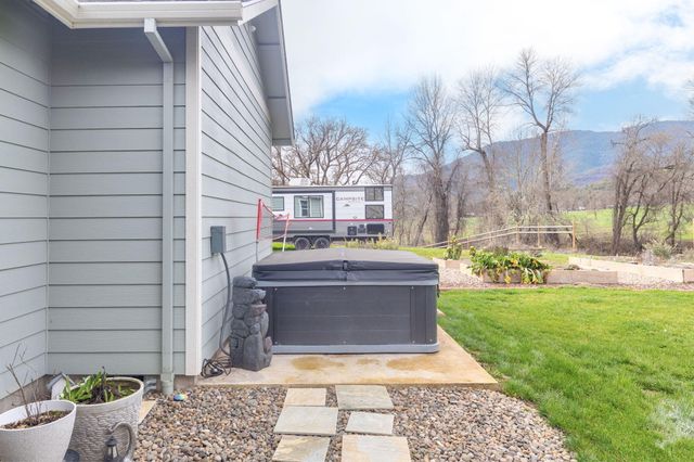 707 Wards Creek Road, Rogue River, OR 97537