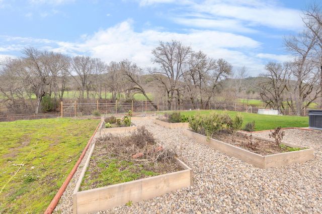 707 Wards Creek Road, Rogue River, OR 97537