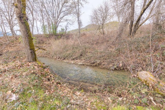 707 Wards Creek Road, Rogue River, OR 97537