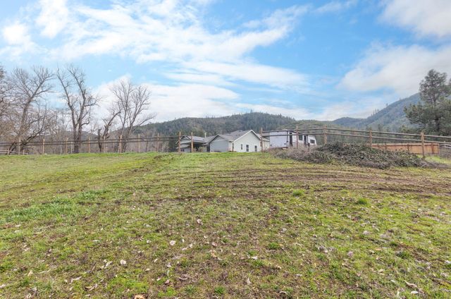 707 Wards Creek Road, Rogue River, OR 97537