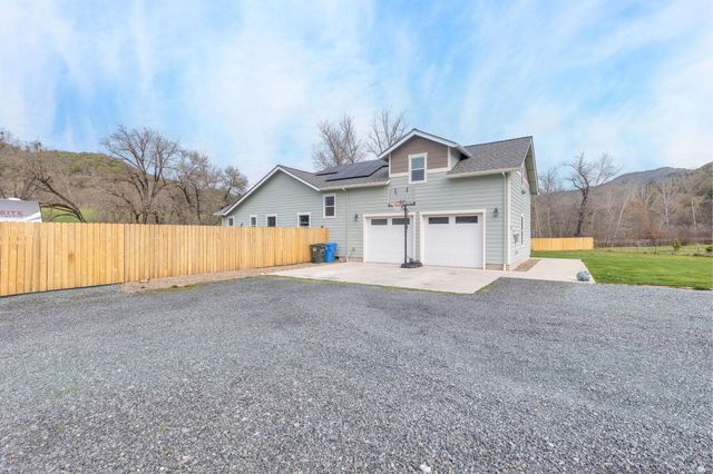 707 Wards Creek Road, Rogue River, OR 97537