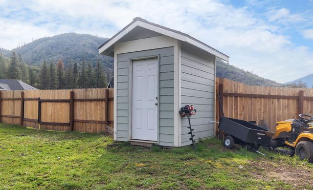 707 Wards Creek Road, Rogue River, OR 97537