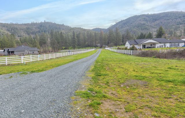 707 Wards Creek Road, Rogue River, OR 97537