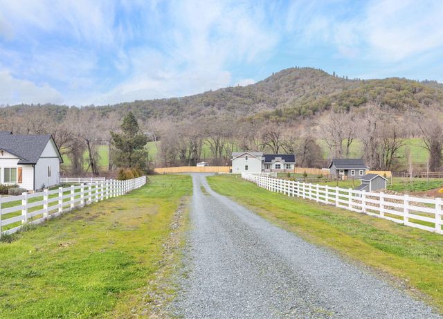 707 Wards Creek Road, Rogue River, OR 97537