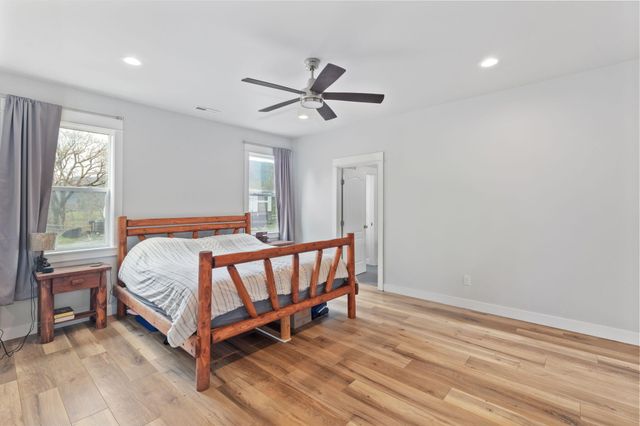 707 Wards Creek Road, Rogue River, OR 97537