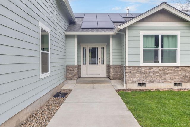 707 Wards Creek Road, Rogue River, OR 97537