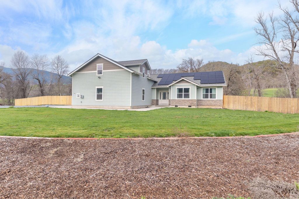 707 Wards Creek Road, Rogue River, OR 97537