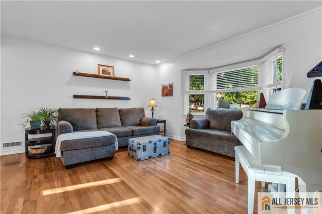 8 Smalley Road, Edison, NJ 08817