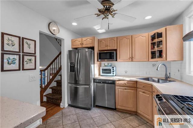 8 Smalley Road, Edison, NJ 08817