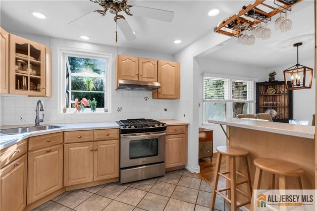 8 Smalley Road, Edison, NJ 08817
