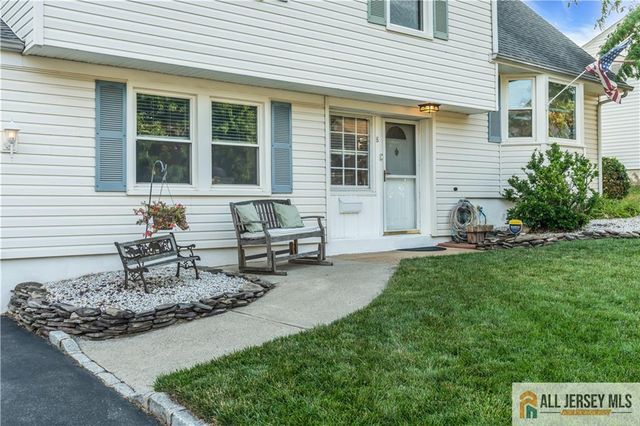8 Smalley Road, Edison, NJ 08817