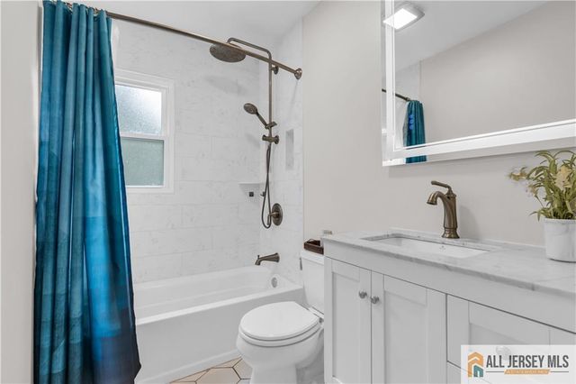 8 Smalley Road, Edison, NJ 08817