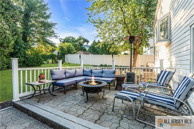 8 Smalley Road, Edison, NJ 08817