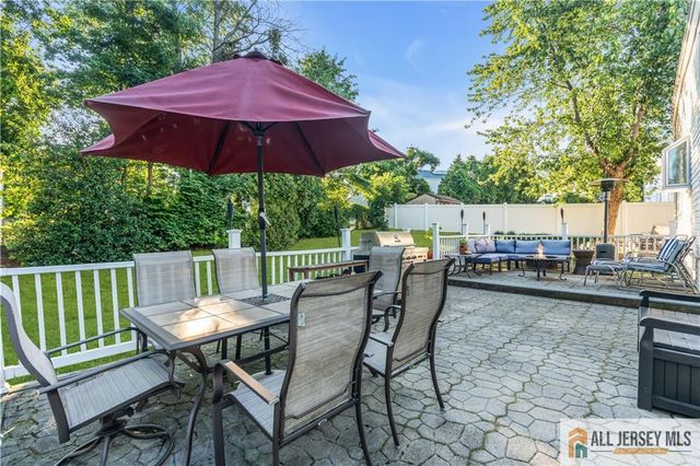 8 Smalley Road, Edison, NJ 08817