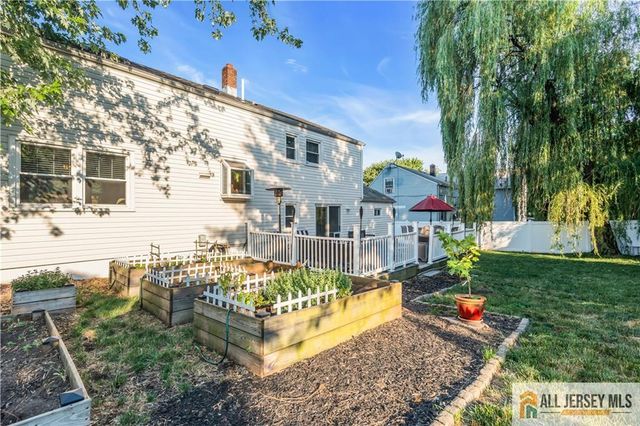 8 Smalley Road, Edison, NJ 08817