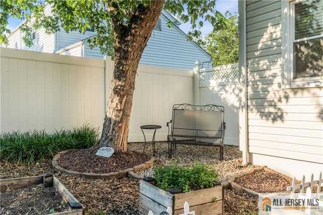 8 Smalley Road, Edison, NJ 08817
