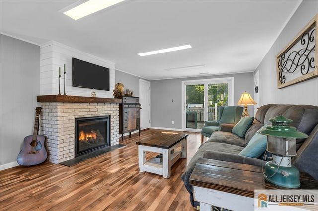 8 Smalley Road, Edison, NJ 08817