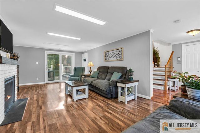 8 Smalley Road, Edison, NJ 08817