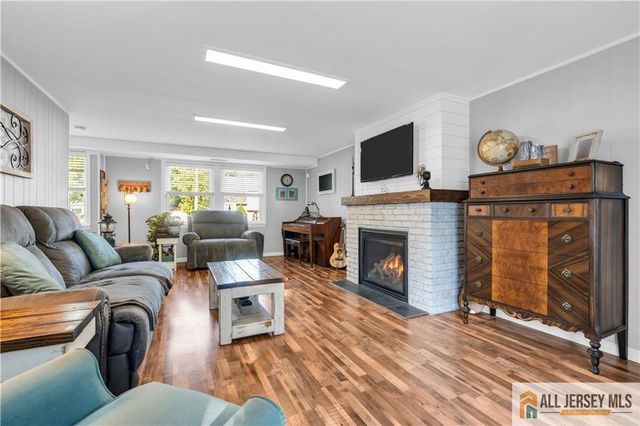 8 Smalley Road, Edison, NJ 08817
