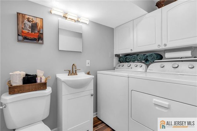8 Smalley Road, Edison, NJ 08817