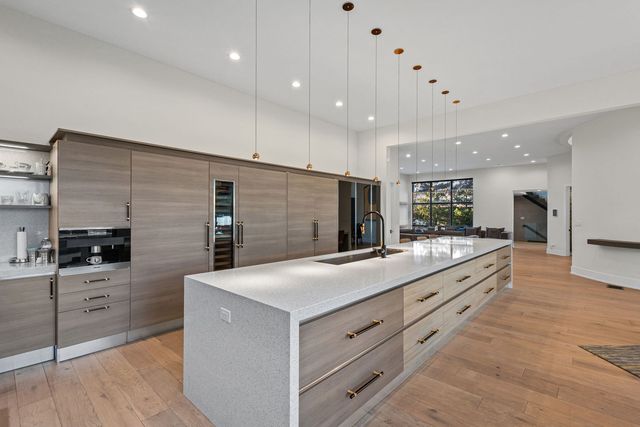 2110 Pfingsten Road, Northbrook, IL 60062