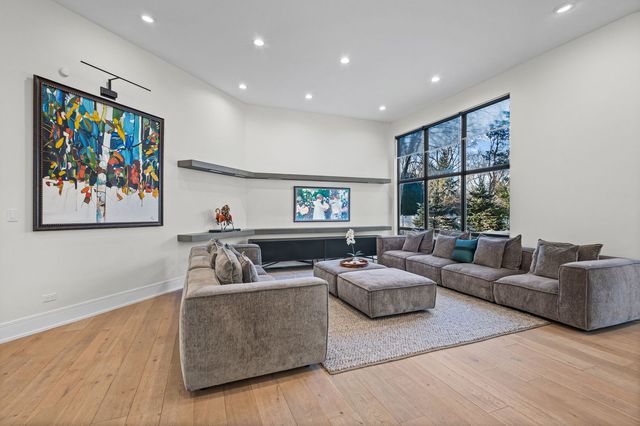 2110 Pfingsten Road, Northbrook, IL 60062