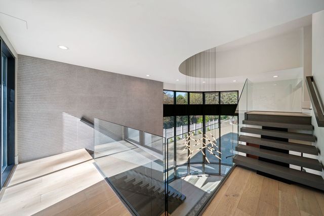 2110 Pfingsten Road, Northbrook, IL 60062