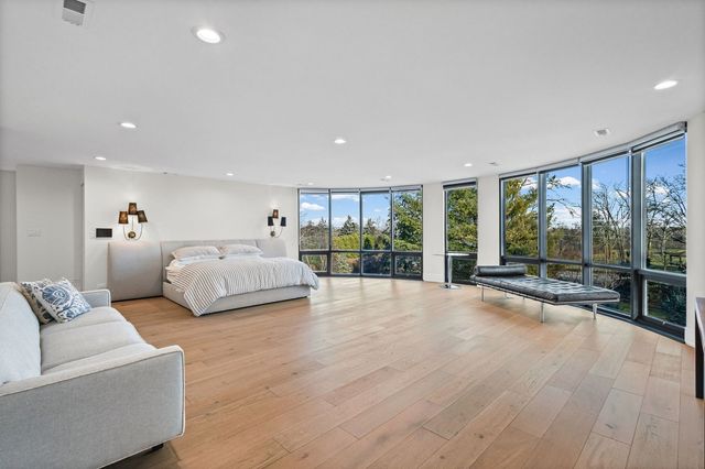 2110 Pfingsten Road, Northbrook, IL 60062