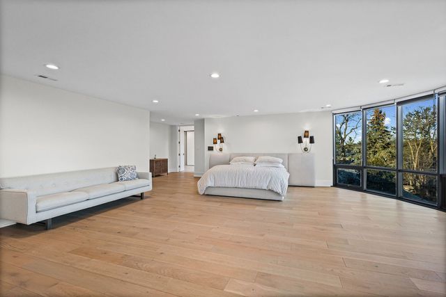 2110 Pfingsten Road, Northbrook, IL 60062