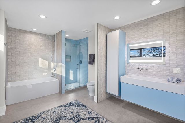 2110 Pfingsten Road, Northbrook, IL 60062