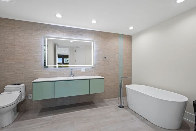 2110 Pfingsten Road, Northbrook, IL 60062