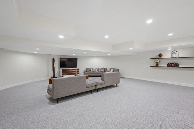 2110 Pfingsten Road, Northbrook, IL 60062