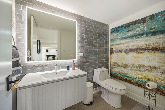 2110 Pfingsten Road, Northbrook, IL 60062