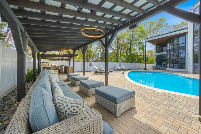 2110 Pfingsten Road, Northbrook, IL 60062