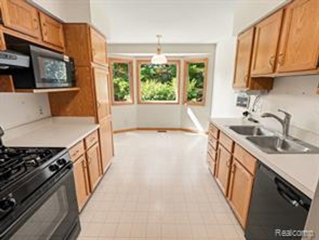 415 Bennington Court, Saline, MI 48176