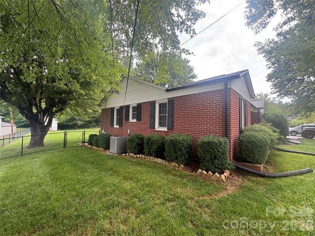 327 Arrowood Street SE, Lenoir, NC 28645