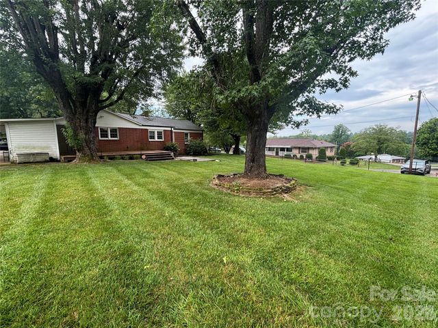 327 Arrowood Street SE, Lenoir, NC 28645