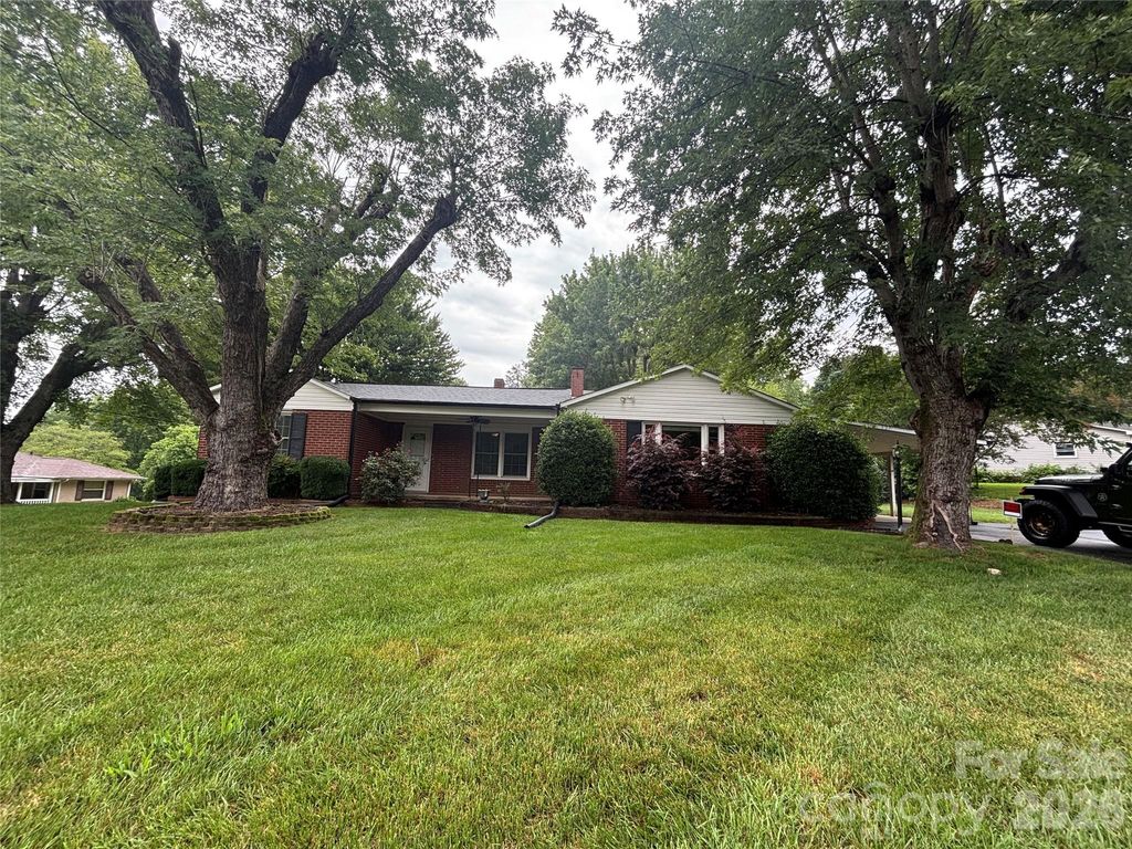 327 Arrowood Street SE, Lenoir, NC 28645