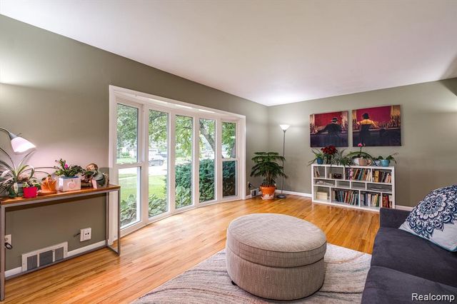 41133 Ivywood Lane, Plymouth Charter Township, MI 48170