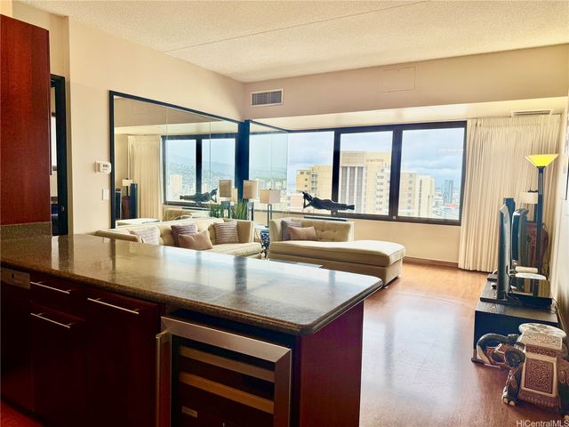 411 Hobron Lane 3904, Honolulu, HI 96815