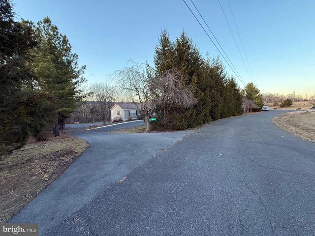 401 NIGHTHAWK DR, Petersburg, WV 26847