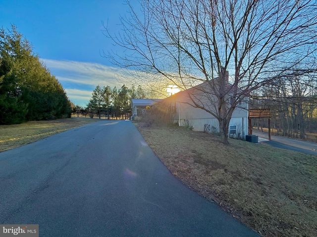 401 NIGHTHAWK DR, Petersburg, WV 26847