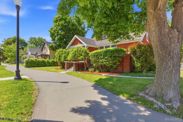 504 Clinton, St. Clair, MI 48079
