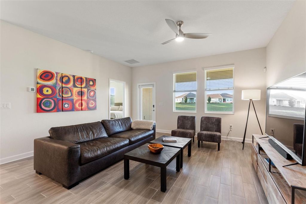 Image 11 of property listing at 8943 FALLEN OAK DR, Davenport, FL 33896