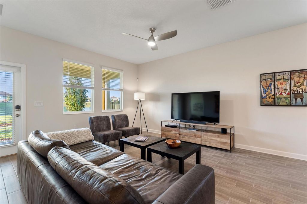 Image 12 of property listing at 8943 FALLEN OAK DR, Davenport, FL 33896