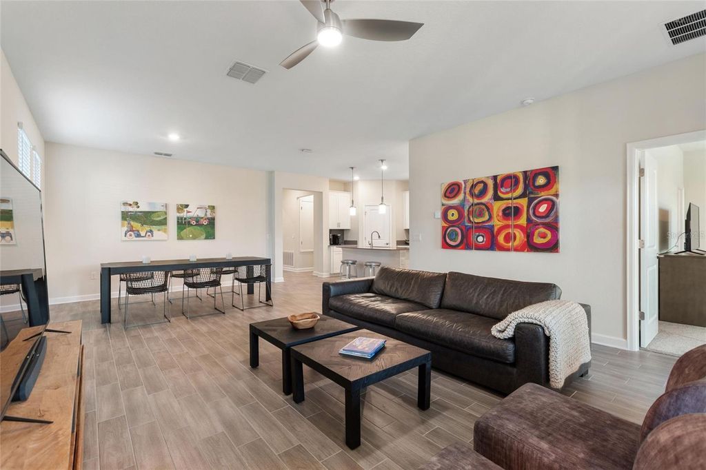 Image 14 of property listing at 8943 FALLEN OAK DR, Davenport, FL 33896