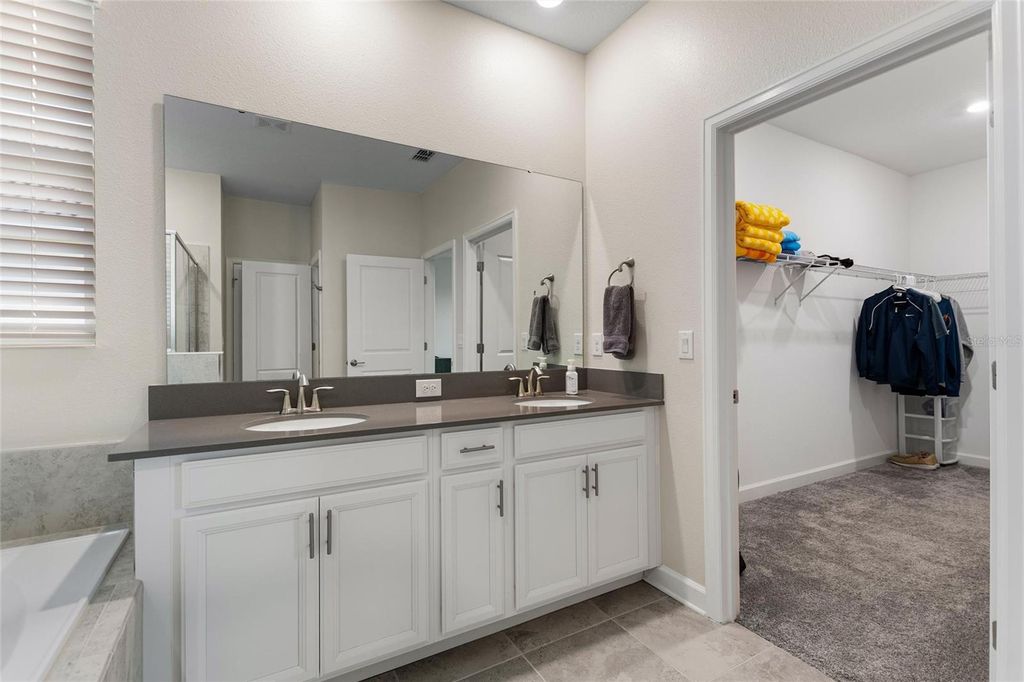 Image 19 of property listing at 8943 FALLEN OAK DR, Davenport, FL 33896