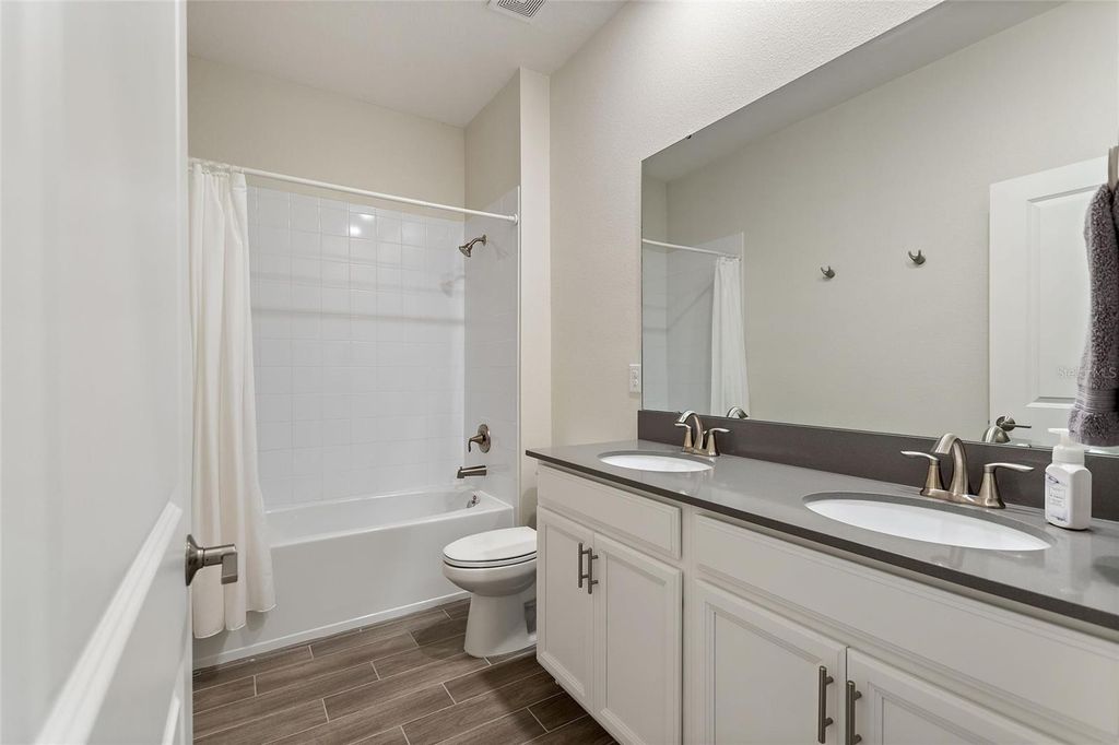 Image 23 of property listing at 8943 FALLEN OAK DR, Davenport, FL 33896