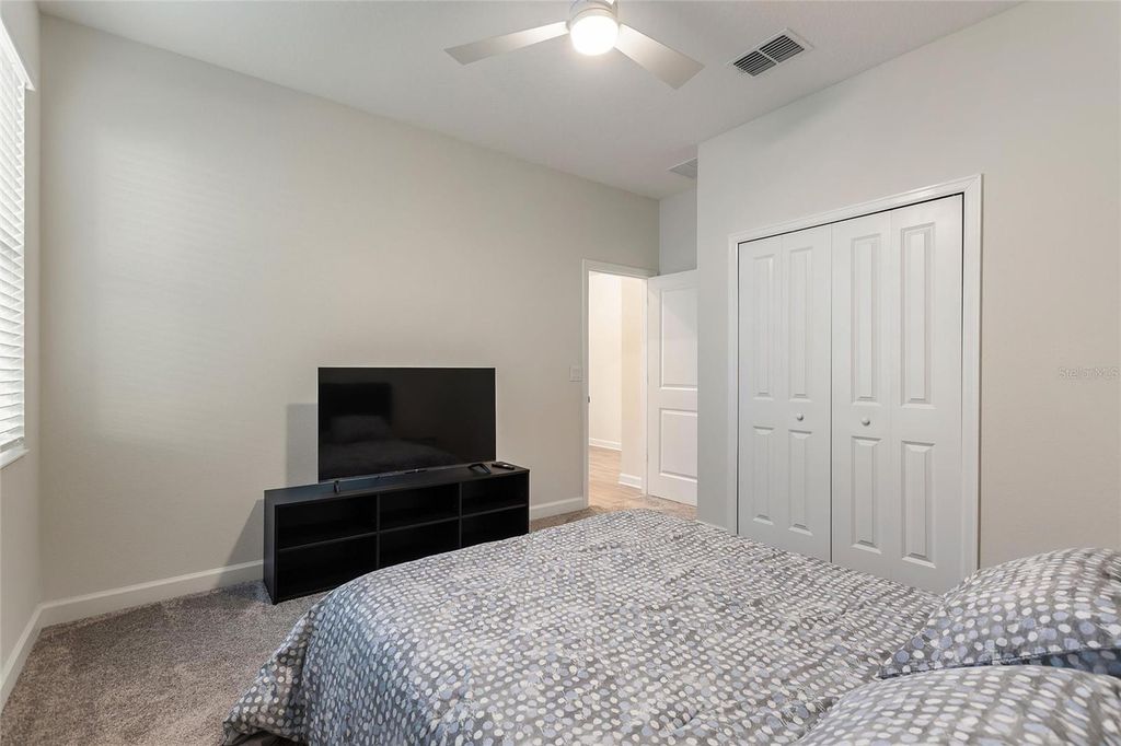 Image 25 of property listing at 8943 FALLEN OAK DR, Davenport, FL 33896