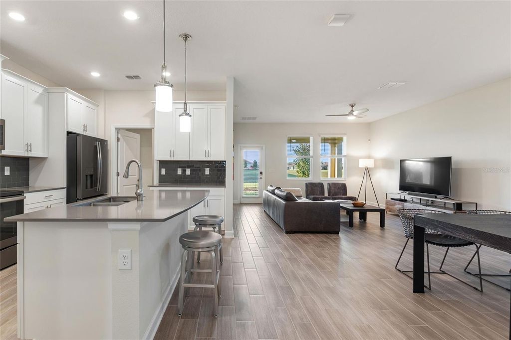 Image 4 of property listing at 8943 FALLEN OAK DR, Davenport, FL 33896